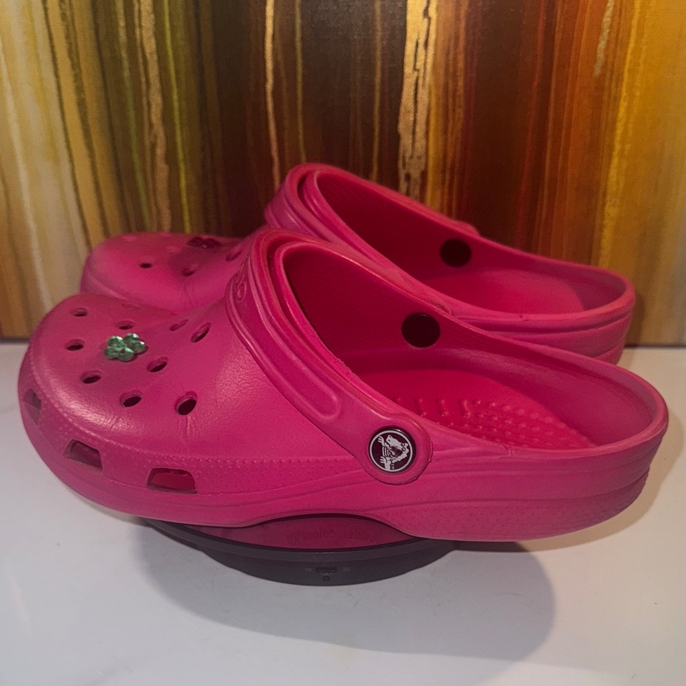 CROCS Classic Clogs in Pink Crush with Flower Jibbitz Charms - Men’s 5/Women’s 7